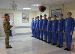 Командующий Уральским округом Росгвардии поздравил с Новым годом пациентов и персонал ведомственного госпиталя Командующий Уральским округом Росгвардии поздравил с Новым годом пациентов и персонал ведомственного госпиталя