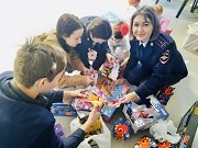 Сотрудники Сургутского ЛО МВД России на транспорте передали новогодние подарки воспитанникам городского Центра социальной помощи семье и детям Сотрудники Сургутского ЛО МВД России на транспорте передали новогодние подарки воспитанникам городского Центра социальной помощи семье и детям
