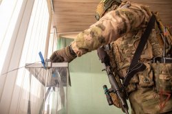 Росгвардейцы в районах проведения СВО досрочно проголосовали на выборах главы государства Росгвардейцы в районах проведения СВО досрочно проголосовали на выборах главы государства