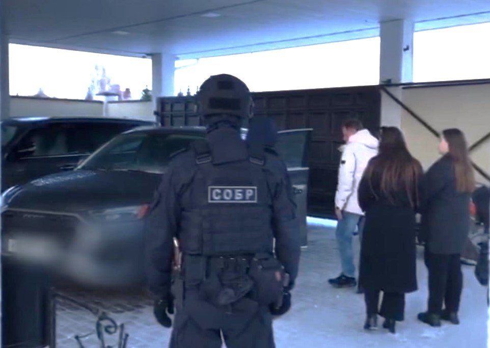 В Ульяновске при содействии бойцов СОБР по подозрению в коррупции задержана заместитель министра ЖКХ и строительства В Ульяновске при содействии бойцов СОБР по подозрению в коррупции задержана заместитель министра ЖКХ и строительства