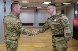 Командующий Уральским округом Росгвардии вручил военнослужащим государственные и ведомственные награды Командующий Уральским округом Росгвардии вручил военнослужащим государственные и ведомственные награды