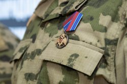 Командующий Уральским округом Росгвардии вручил военнослужащим государственные и ведомственные награды Командующий Уральским округом Росгвардии вручил военнослужащим государственные и ведомственные награды