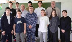 Росгвардеец провел тематическое занятие для учащихся одной из школ Нальчика Росгвардеец провел тематическое занятие для учащихся одной из школ Нальчика