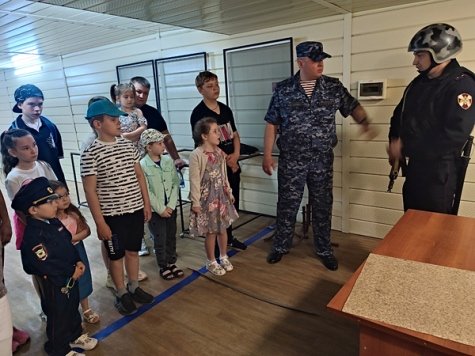 В Димитровграде дети росгвардейцев побывали на службе своих родителей В Димитровграде дети росгвардейцев побывали на службе своих родителей