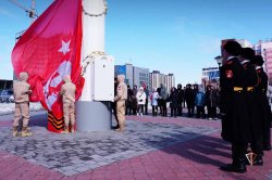 Представители Росгвардии приняли участие в торжественной церемонии поднятия Знамени Победы на Ямале Представители Росгвардии приняли участие в торжественной церемонии поднятия Знамени Победы на Ямале