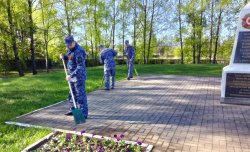 В Пскове росгвардейцы привели в порядок территорию у монумента, установленного на братском захоронении В Пскове росгвардейцы привели в порядок территорию у монумента, установленного на братском захоронении