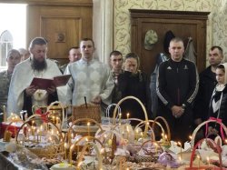 В Грозном в войсковом храме Росгвардии состоялось пасхальное богослужение В Грозном в войсковом храме Росгвардии состоялось пасхальное богослужение