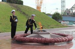 В Крыму сотрудники и военнослужащие Росгвардии приняли участие в церемонии зажжения Вечного огня. В Крыму сотрудники и военнослужащие Росгвардии приняли участие в церемонии зажжения Вечного огня.