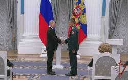 Президент России Владимир Путин вручил государственную награду офицеру Росгвардии Президент России Владимир Путин вручил государственную награду офицеру Росгвардии