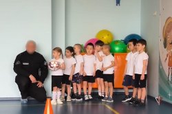 Сотрудники СОБР Росгвардии провели спортивную эстафету для дошкольников на Ямале Сотрудники СОБР Росгвардии провели спортивную эстафету для дошкольников на Ямале