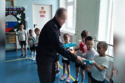 Сотрудники СОБР Росгвардии провели спортивную эстафету для дошкольников на Ямале Сотрудники СОБР Росгвардии провели спортивную эстафету для дошкольников на Ямале