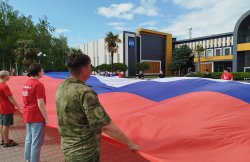 При участии росгвардейцев в Запорожской области развернули 60-метровый российский флаг При участии росгвардейцев в Запорожской области развернули 60-метровый российский флаг