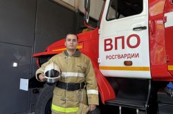 Росгвардеец помог спасателям оперативно потушить горящий дом в Грозном Росгвардеец помог спасателям оперативно потушить горящий дом в Грозном