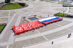 У стен Музея Победы развернули масштабный флаг России У стен Музея Победы развернули масштабный флаг России