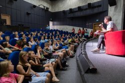 В Музее Победы ребята встретились с известным композитором В Музее Победы ребята встретились с известным композитором