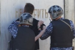 В Биробиджане росгвардейцы задержали рабочего, устроившего пьяный дебош на объекте В Биробиджане росгвардейцы задержали рабочего, устроившего пьяный дебош на объекте
