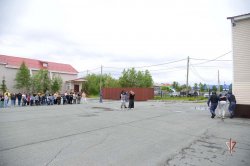 «Тревога» на «Каникулах с Росгвардией». Юные ямальцы необычно проводят свой летний отдых (видео) «Тревога» на «Каникулах с Росгвардией». Юные ямальцы необычно проводят свой летний отдых (видео)