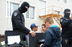 «Тревога» на «Каникулах с Росгвардией». Юные ямальцы необычно проводят свой летний отдых (видео) «Тревога» на «Каникулах с Росгвардией». Юные ямальцы необычно проводят свой летний отдых (видео)