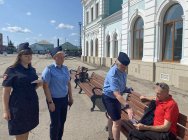 На железнодорожном вокзале Сызрани транспортные полицейские провели информационную акцию «Узнай о своих долгах» На железнодорожном вокзале Сызрани транспортные полицейские провели информационную акцию «Узнай о своих долгах»