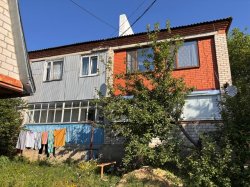 Сквозь огромные дыры в кровле жилого дома в Острогожске прекрасно видно звездное небо Сквозь огромные дыры в кровле жилого дома в Острогожске прекрасно видно звездное небо