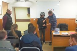 Ведомственная акция «Каникулы с Росгвардией» продолжает знакомить ямальских школьников со спецификой службы правоохранителей Ведомственная акция «Каникулы с Росгвардией» продолжает знакомить ямальских школьников со спецификой службы правоохранителей
