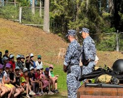 Сотрудники новгородской Росгвардии встретились с воспитанниками лагеря Сотрудники новгородской Росгвардии встретились с воспитанниками лагеря