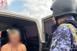 В Магадане росгвардейцы задержали магазинного ******** с голым торсом В Магадане росгвардейцы задержали магазинного ******** с голым торсом