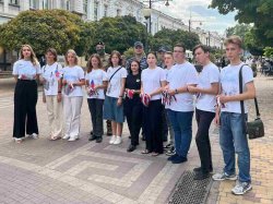 В Симферополе росгвардейцы в День Государственного флага приняли участие в патриотической акции В Симферополе росгвардейцы в День Государственного флага приняли участие в патриотической акции