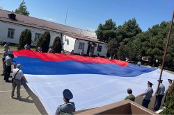 Сотрудники уголовно-исполнительной системы Дагестана развернули 25-метровый флаг России Сотрудники уголовно-исполнительной системы Дагестана развернули 25-метровый флаг России