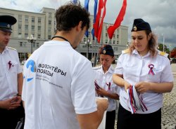 Приставы раздали ленты-триколоры Приставы раздали ленты-триколоры