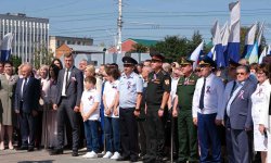 Заместитель начальника регионального управления Росгвардии принял участие в торжественном мероприятии в честь Дня государственного флага России в Тамб Заместитель начальника регионального управления Росгвардии принял участие в торжественном мероприятии в честь Дня государственного флага России в Тамб