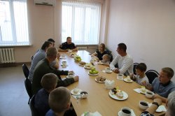 Представители благотворительного фонда встретились с многодетными семьями росгвардейцев Представители благотворительного фонда встретились с многодетными семьями росгвардейцев