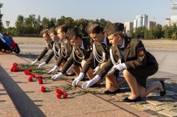 Делегация учащихся из Красноярска заступила на Пост № 1 у Музея Победы на Поклонной горе Делегация учащихся из Красноярска заступила на Пост № 1 у Музея Победы на Поклонной горе