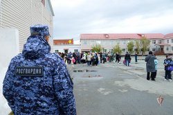 Росгвардия принимает участие в охране правопорядка в День знаний на Ямале Росгвардия принимает участие в охране правопорядка в День знаний на Ямале