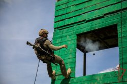 Сотрудники СОБР и ОМОН Росгвардии прошли испытания на право ношения знака отличия полицейского спецназа Сотрудники СОБР и ОМОН Росгвардии прошли испытания на право ношения знака отличия полицейского спецназа