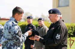 Сотрудники СОБР и ОМОН Росгвардии прошли испытания на право ношения знака отличия полицейского спецназа Сотрудники СОБР и ОМОН Росгвардии прошли испытания на право ношения знака отличия полицейского спецназа