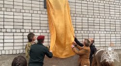 Офицер Росгвардии принял участие в открытие мемориальной доски погибшему солдату Офицер Росгвардии принял участие в открытие мемориальной доски погибшему солдату