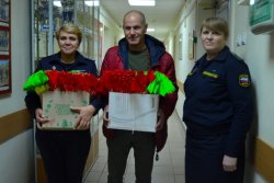 Калужские судебные приставы передали на фронт 2 тысячи саперных флажков Калужские судебные приставы передали на фронт 2 тысячи саперных флажков
