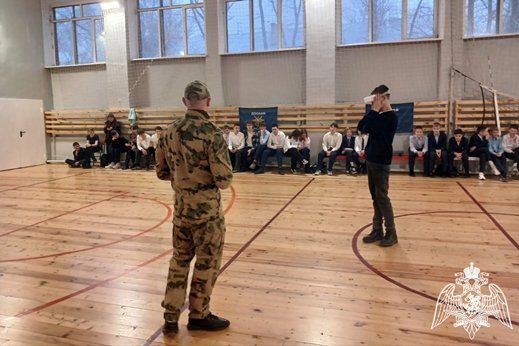 Военнослужащий Росгвардии провел занятие для школьников по беспилотным летательным аппаратам Военнослужащий Росгвардии провел занятие для школьников по беспилотным летательным аппаратам