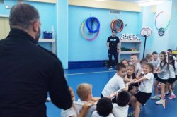 Сотрудники СОБР Росгвардии провели спортивную эстафету для ямальских дошколят Сотрудники СОБР Росгвардии провели спортивную эстафету для ямальских дошколят