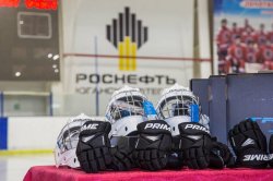 Экипировка для юных хоккеистов. «Роснефть» поддерживает спорт в Югре Экипировка для юных хоккеистов. «Роснефть» поддерживает спорт в Югре