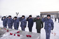 На Ямале военнослужащие и сотрудники Росгвардии приняли участие в памятных мероприятиях, посвященных Дню героев Отечества На Ямале военнослужащие и сотрудники Росгвардии приняли участие в памятных мероприятиях, посвященных Дню героев Отечества