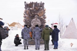 На Ямале военнослужащие и сотрудники Росгвардии приняли участие в памятных мероприятиях, посвященных Дню героев Отечества На Ямале военнослужащие и сотрудники Росгвардии приняли участие в памятных мероприятиях, посвященных Дню героев Отечества