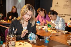Благотворительный мастер-класс по росписи елочных игрушек прошел в Музее Победы Благотворительный мастер-класс по росписи елочных игрушек прошел в Музее Победы