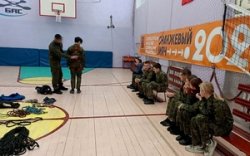  Новгородские росгвардейцы провели занятие для школьников по высотной подготовке