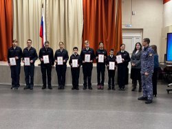 В Архангельске офицер Росгвардии вручили благодарности кадетам подшефного класса за высокие показатели в учебе В Архангельске офицер Росгвардии вручили благодарности кадетам подшефного класса за высокие показатели в учебе