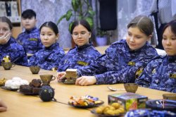 Офицеры СОБР Росгвардии поздравили подшефных ямальских кадет с наступающим Новым Годом Офицеры СОБР Росгвардии поздравили подшефных ямальских кадет с наступающим Новым Годом