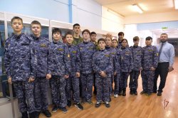 Офицеры СОБР Росгвардии поздравили подшефных ямальских кадет с наступающим Новым Годом Офицеры СОБР Росгвардии поздравили подшефных ямальских кадет с наступающим Новым Годом