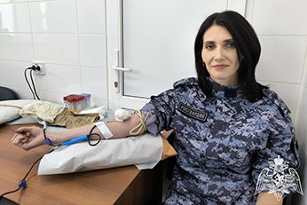 Росгвардейцы пополнили банк донорской крови на 13 литров в Ульяновске • Росгвардейцы пополнили банк донорской крови на 13 литров в Ульяновске •