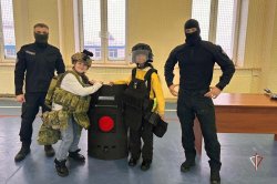 Сотрудники СОБР Росгвардии рассказали о своей службе юным ямальцам Сотрудники СОБР Росгвардии рассказали о своей службе юным ямальцам